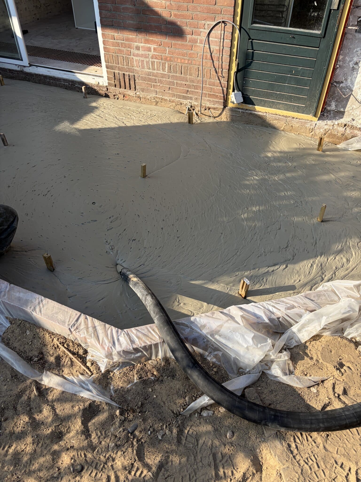 Schuimbeton storten bij woning in Renkum