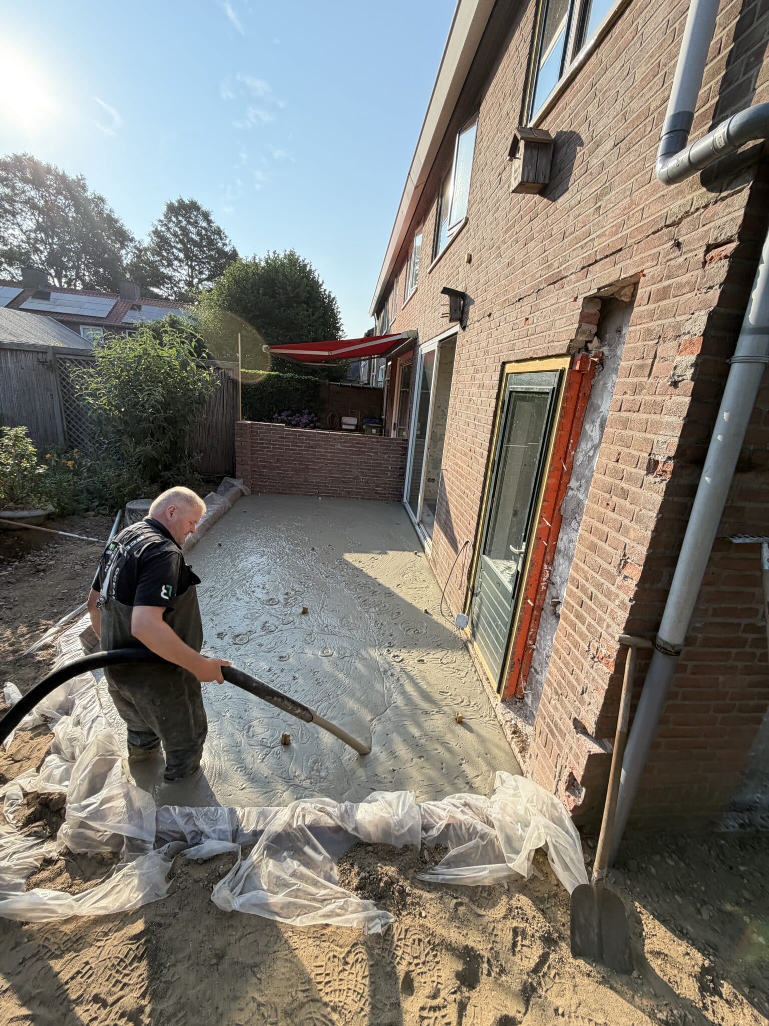Schuimbeton storten voor aanbouw in Renkum