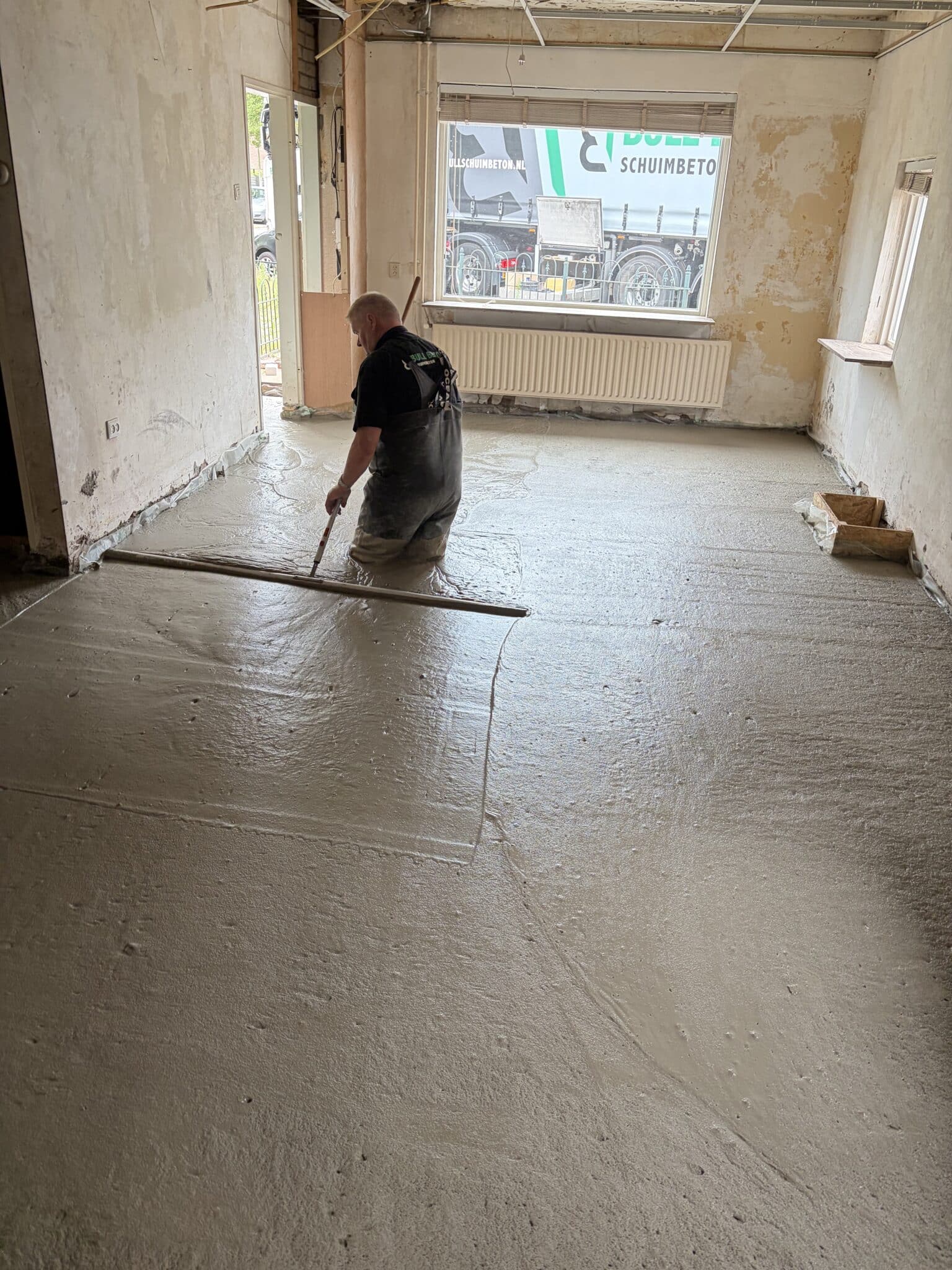 Schuimbeton afrijen nadat het gestort is bij woning in Amersfoort