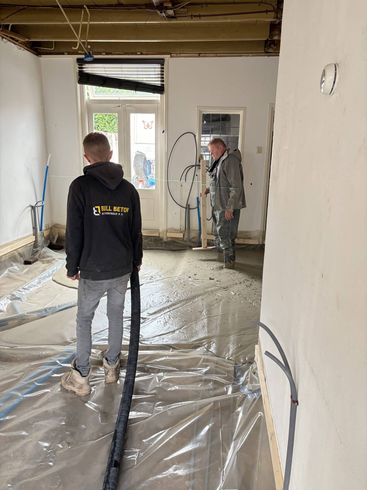 Schuimbeton storten bij rijtjeshuis Enschede