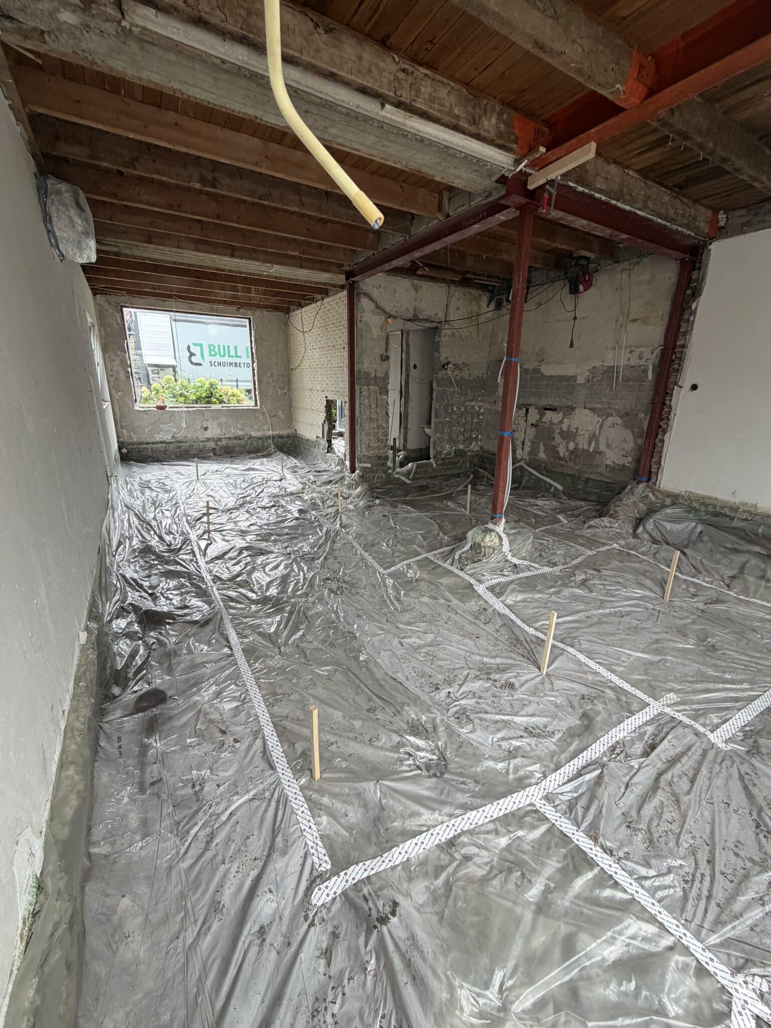 Kruipruimte voorbereid voor schuimbeton in Nijmwegen